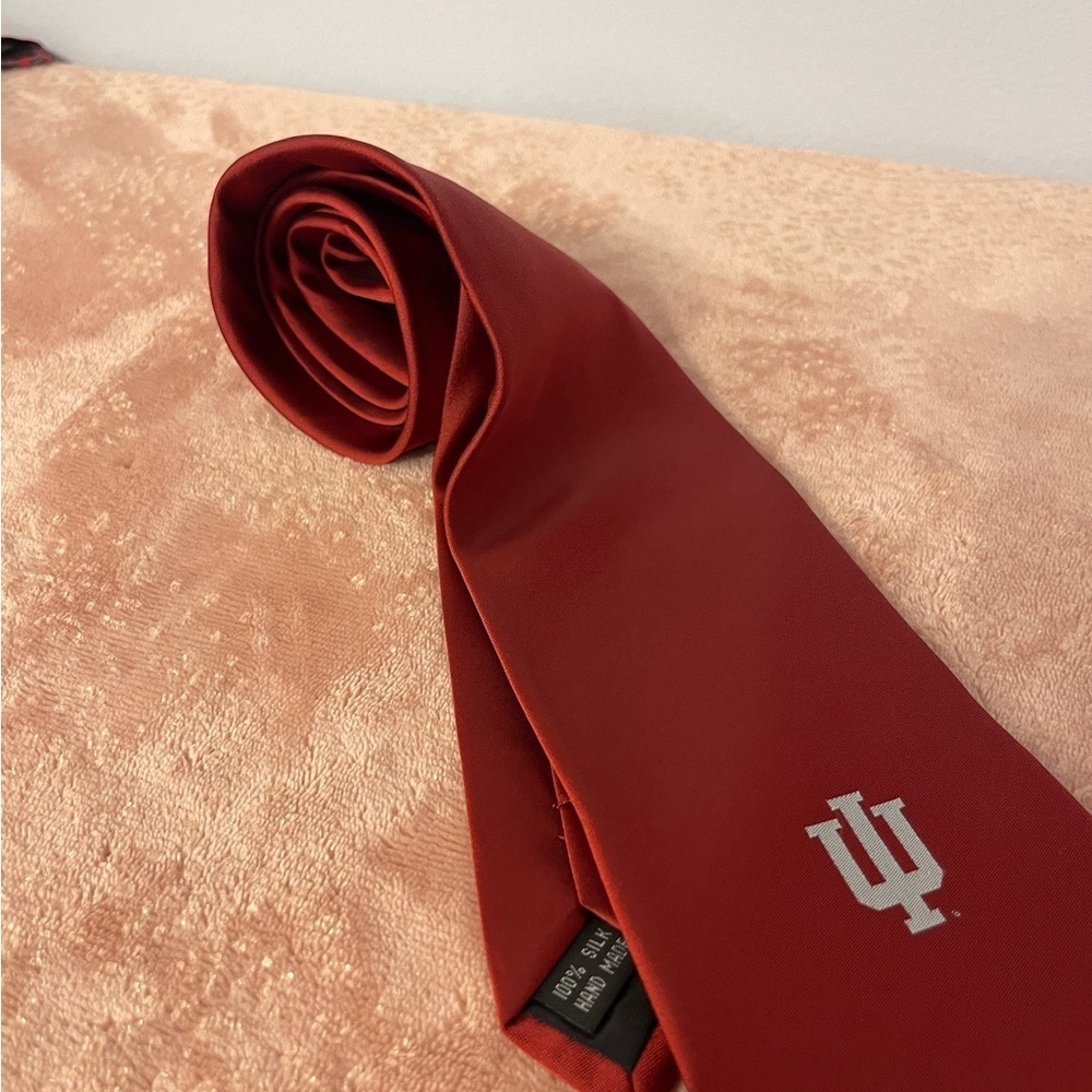 Elegant Red Men's Tie with IU Emblem - Picture 3 of 8